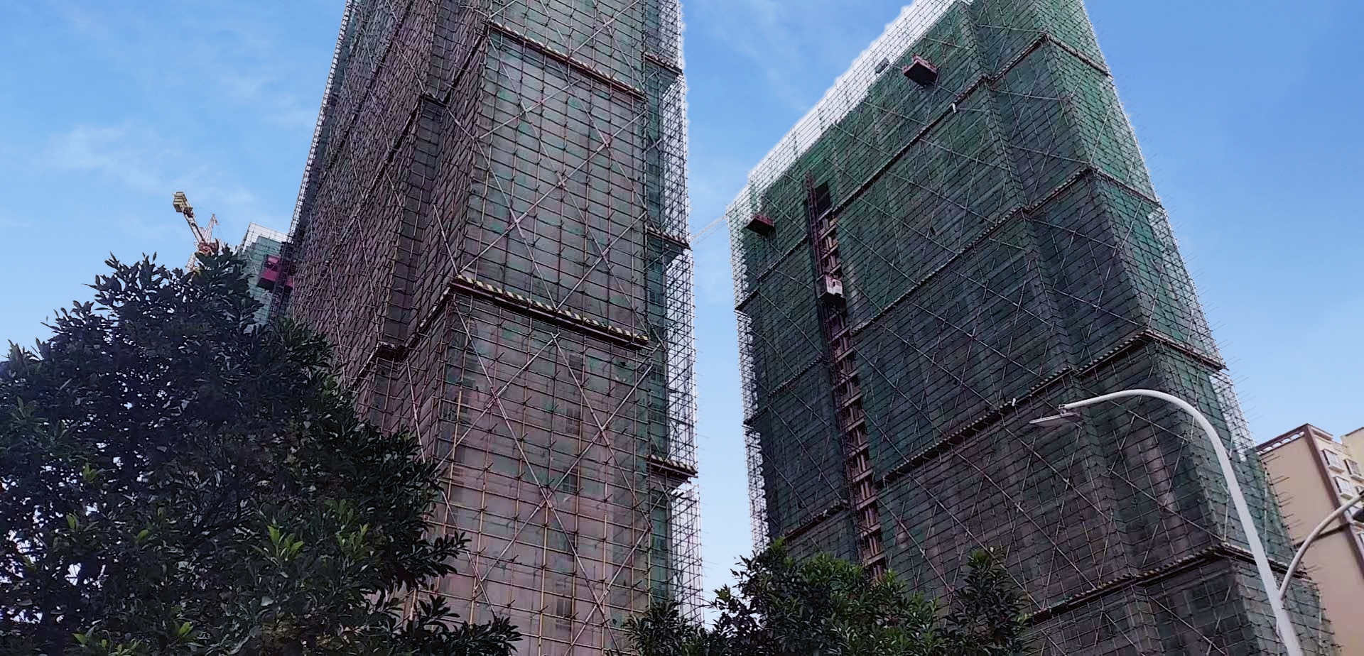 發(fā)霉舊外墻能用仿石漆翻新嗎？華喆給你答案！