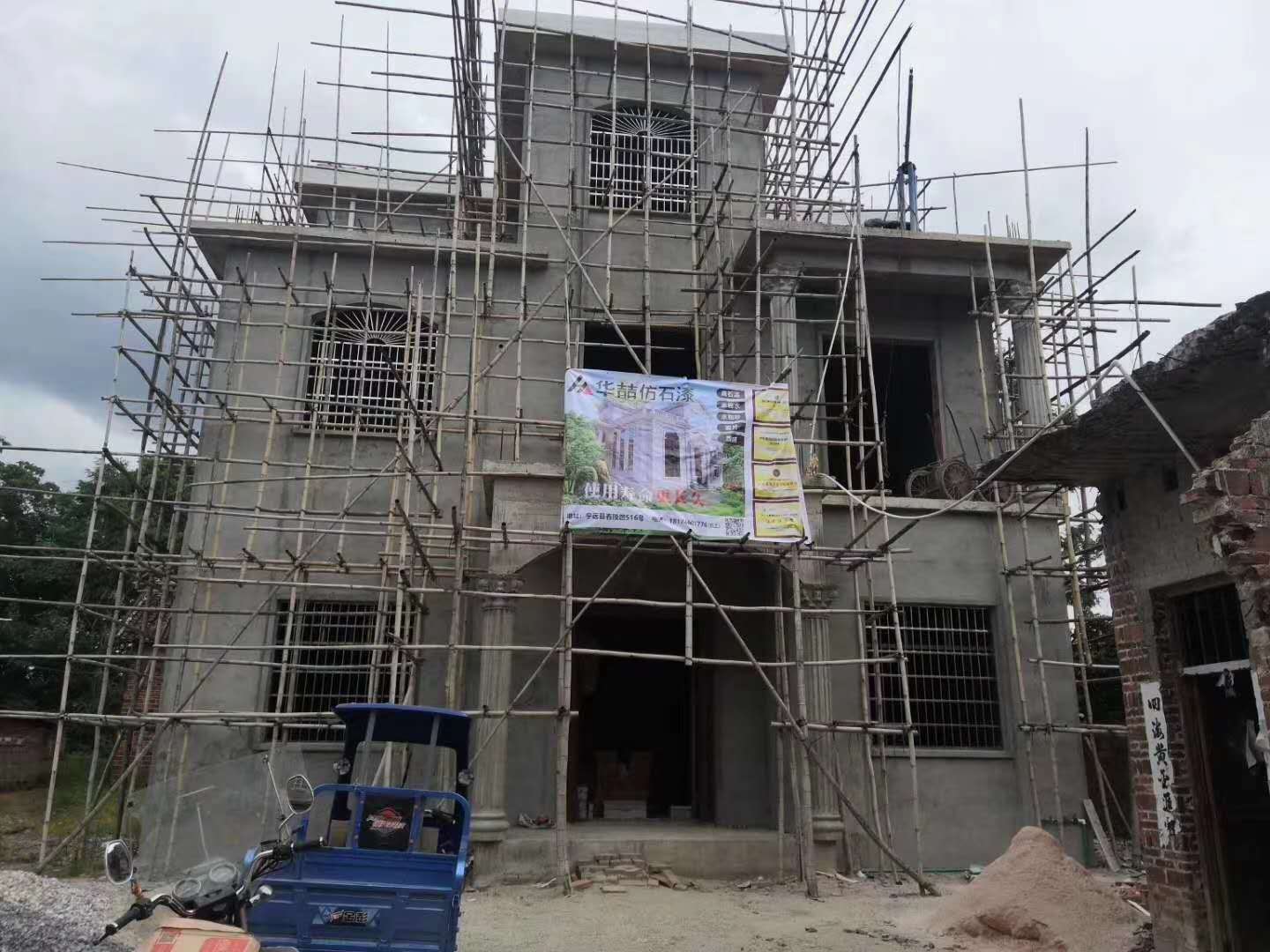 瓷磚外墻翻新仿石漆需要鏟掉瓷磚嗎？
